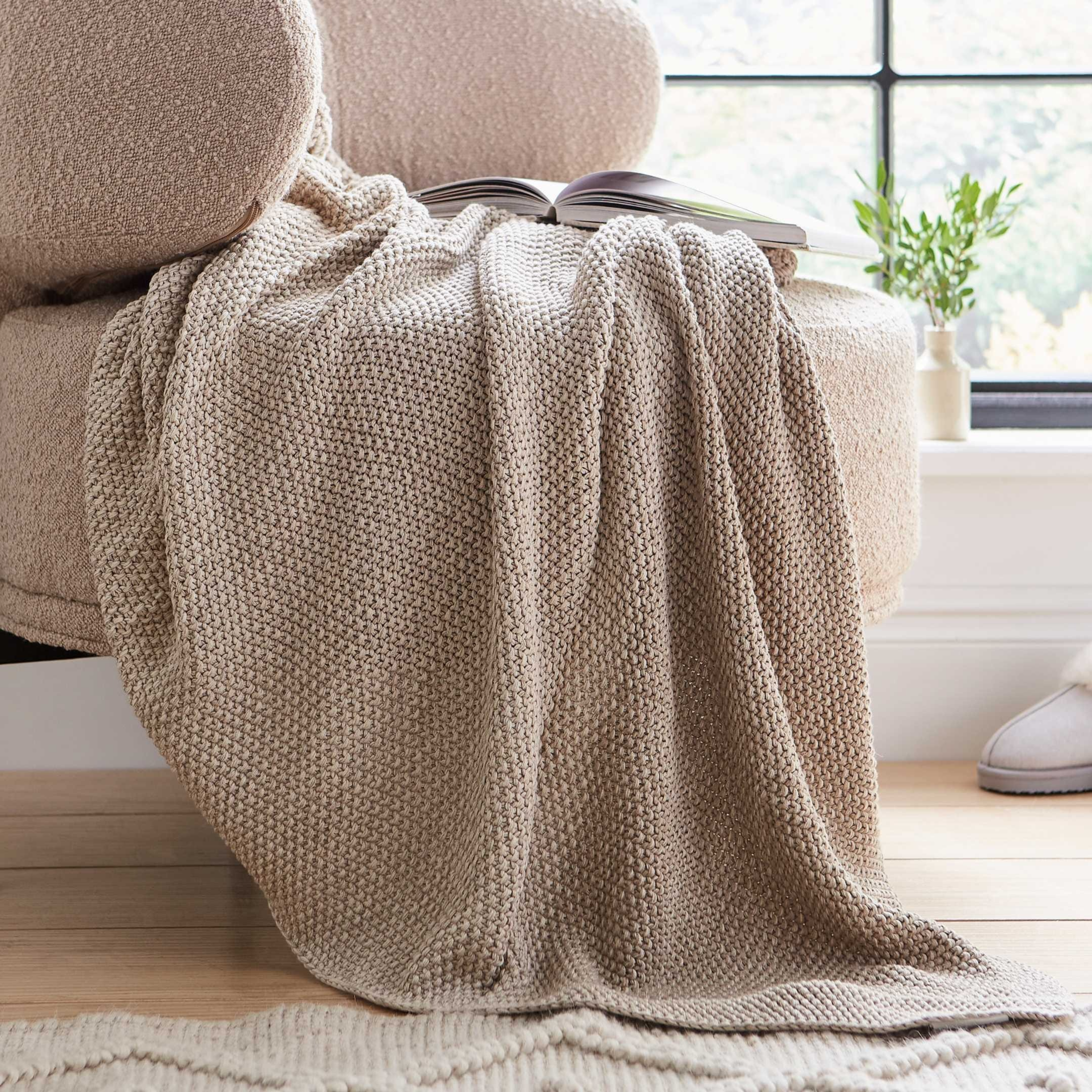 Knitted throw